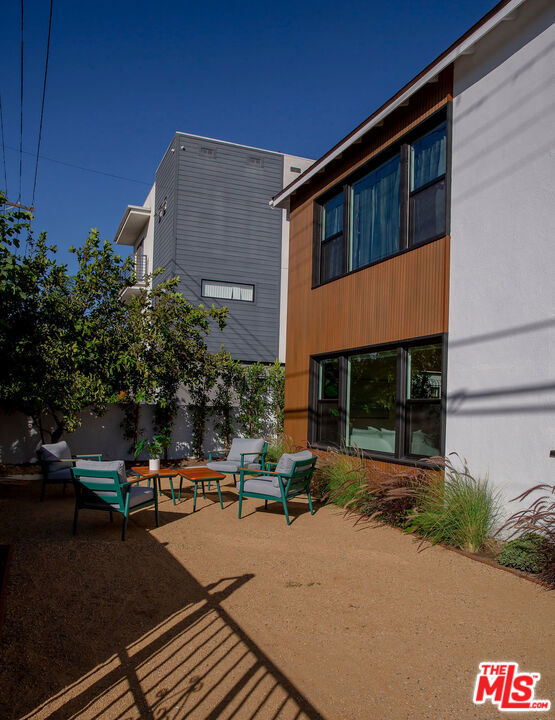 2046 S Burnside Avenue, Los Angeles CA: https://media.crmls.org/mediaz/6bb73097-fb07-45d4-b448-2d4fc51f0526.jpg