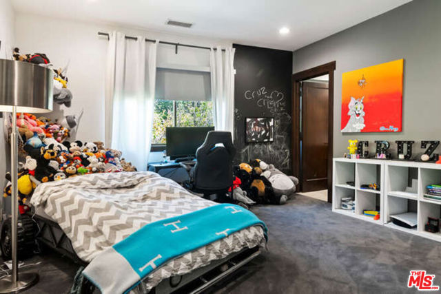 14318 Valley Vista Boulevard, Sherman Oaks CA: https://media.crmls.org/mediaz/6bb78a46-b5a4-4100-938d-f49bf3730801.jpg