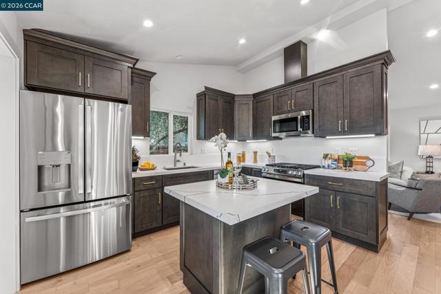 3017 Madeline St, Oakland CA: https://media.crmls.org/mediaz/6bb99dfe-5387-4fdb-9b68-47fde8e869a6.jpg