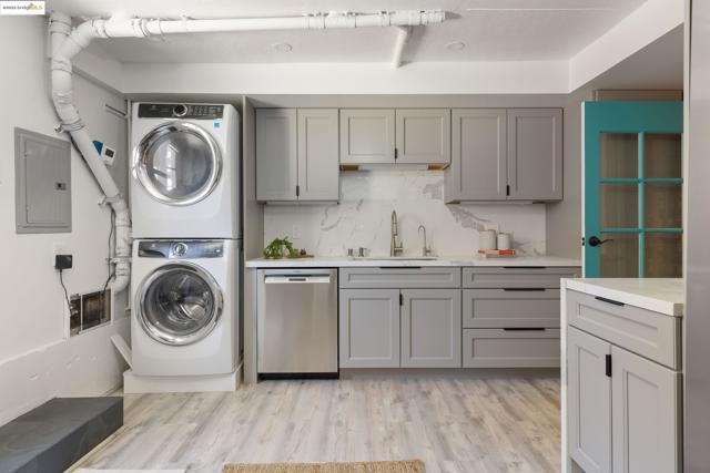 769 Santa Ray Ave, Oakland CA: https://media.crmls.org/mediaz/6bbaace0-056a-4f61-83ba-659bddce6188.jpg
