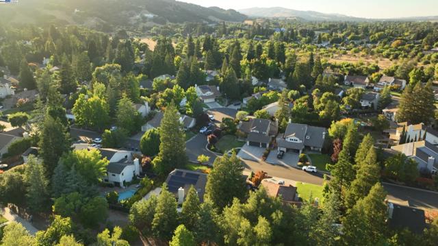 3338 Marsh Hawk Court, Pleasanton CA: https://media.crmls.org/mediaz/6bbc9f69-bf3f-4bd3-a0b1-b20963ab0ab3.jpg