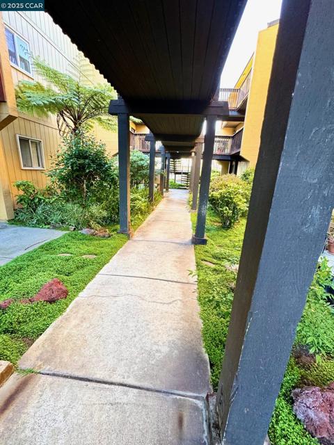 1060 Oak Grove Rd, Concord CA: https://media.crmls.org/mediaz/6bbdf1d3-783c-4ab4-9aec-9e13ccc18b38.jpg