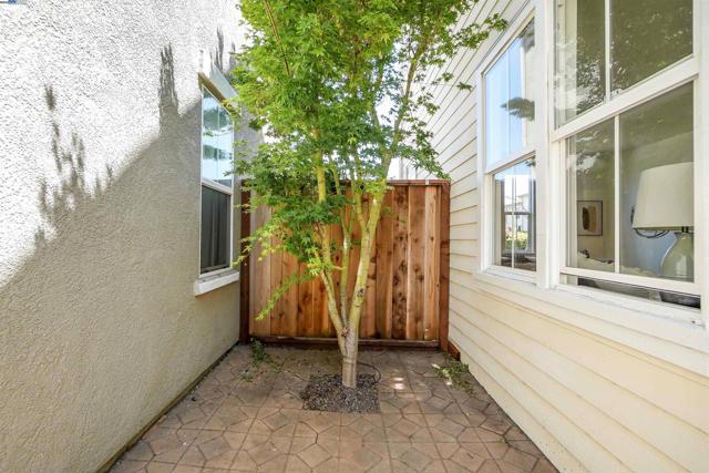1165 Cottage Ln, Hercules CA: https://media.crmls.org/mediaz/6bbf69cd-f82d-413f-9871-6df0b9e23c73.jpg