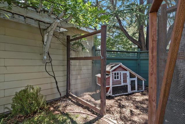 302 Los Gatos Boulevard, Los Gatos CA: https://media.crmls.org/mediaz/6bbfc8ff-77ae-4677-83b2-fd1521cc7ce8.jpg