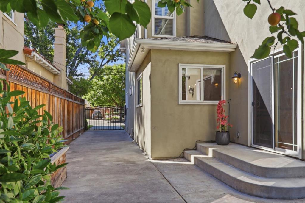 https://media.crmls.org/mediaz/6bc169fc-9a40-49ca-9833-e9ddc30ddd11.jpg?preset=X-Large