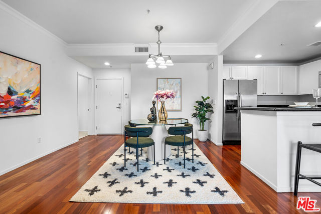 906 S Serrano Avenue, Los Angeles CA: https://media.crmls.org/mediaz/6bc18932-0bf0-4b30-89dc-a753fff1a15f.jpg