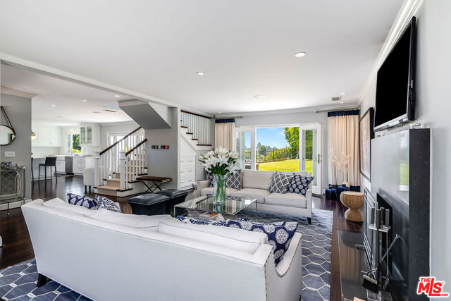 8407 Skyline Drive, Los Angeles CA: https://media.crmls.org/mediaz/6bc27587-27b6-4855-b182-00cf6eec9aaa.jpg