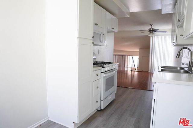18444 Collins Street, Tarzana CA: https://media.crmls.org/mediaz/6bc27c3c-ca55-4d92-9ae8-850320972ae4.jpg