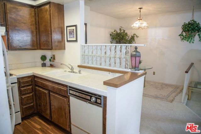 6323 Reseda Boulevard, 44 photo 7