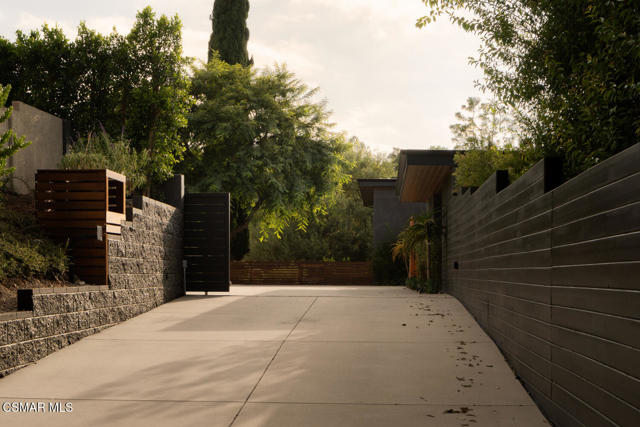 821 Emerson Street, Thousand Oaks CA: https://media.crmls.org/mediaz/6bc3d21a-1b05-4250-a1ec-6abc0ede3e6b.jpg