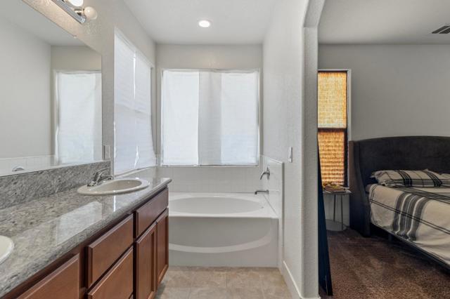 572 St Helena Drive, Newman CA: https://media.crmls.org/mediaz/6bc3f8f5-78ef-469c-b49c-1772d3fef6a2.jpg