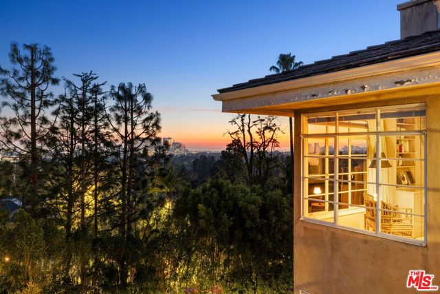 1114 Schuyler Road, Beverly Hills CA: https://media.crmls.org/mediaz/6bc4fca5-95e8-4868-99a2-107b7aee4472.jpg