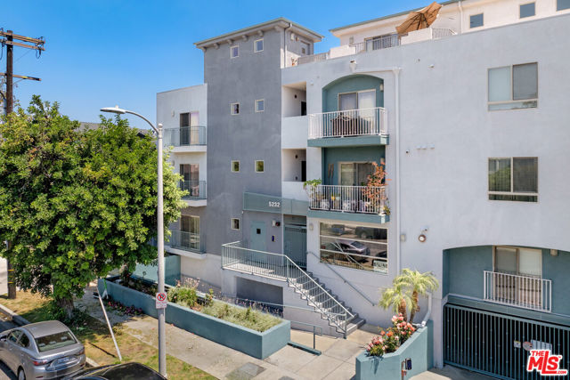 5232 Satsuma Avenue, North Hollywood CA: https://media.crmls.org/mediaz/6bc60920-7ef0-4871-9fe6-e01d1074b307.jpg