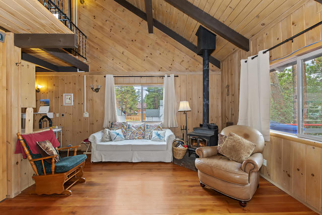 102 E Country Club Boulevard, Big Bear CA: https://media.crmls.org/mediaz/6bc61204-e6b1-4c10-abd3-804154cf3be8.jpg