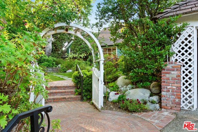 15401 Mulholland Drive, Los Angeles CA: https://media.crmls.org/mediaz/6bc6a455-3352-47ac-91eb-8cae0bbecd7c.jpg