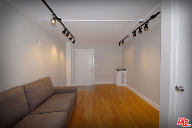 13021 Moorpark Street, Studio City CA: https://media.crmls.org/mediaz/6bc6bd50-d973-4863-a867-4f8617ff4cc8.jpg