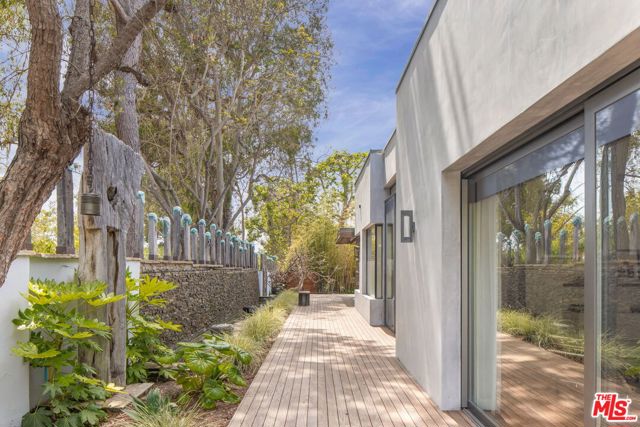 345 W Channel Road, Santa Monica CA: https://media.crmls.org/mediaz/6bc73036-130d-46cc-a1ba-8d4cf4fb6843.jpg