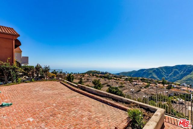 1648 Chastain, Pacific Palisades CA: https://media.crmls.org/mediaz/6bc74d50-7ada-4dfd-99cb-ba52b5b89779.jpg