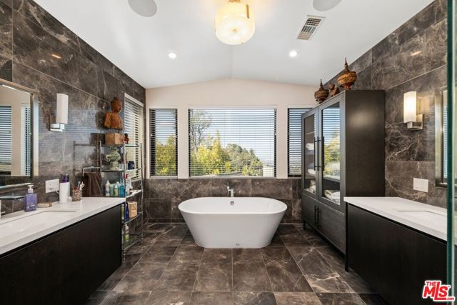 8545 Charl Lane, Los Angeles CA: https://media.crmls.org/mediaz/6bc7666e-cbad-4c30-9499-4f5f30858c27.jpg