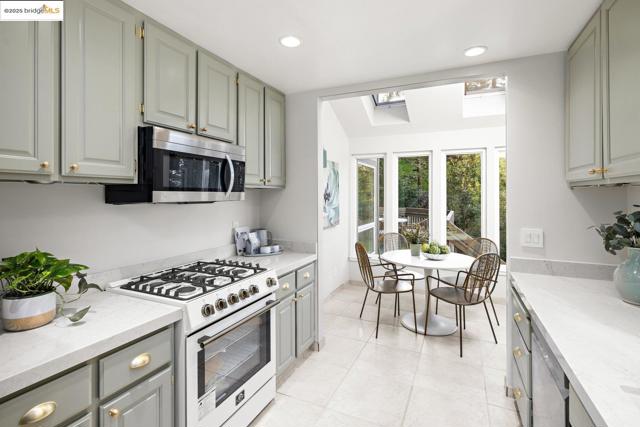 6566 Chelton Dr, Oakland CA: https://media.crmls.org/mediaz/6bc7e020-a0bf-4077-aba4-daa4817536f3.jpg
