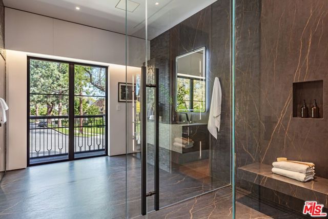 927 N Whittier Drive, Beverly Hills CA: https://media.crmls.org/mediaz/6bc7ffca-0d13-4f1f-a4d9-0130e1df3987.jpg