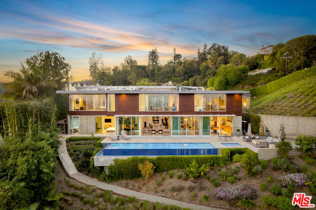 1290 Angelo Drive, Beverly Hills CA: https://media.crmls.org/mediaz/6bc97b10-052f-4b07-8376-2a3629ecf42a.jpg