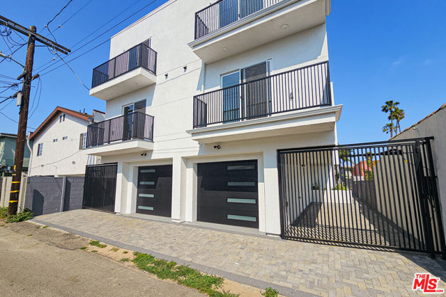 2055 S Garth Avenue, Los Angeles CA: https://media.crmls.org/mediaz/6bc97b20-21a3-4cf3-9f6d-75a0118818b6.jpg