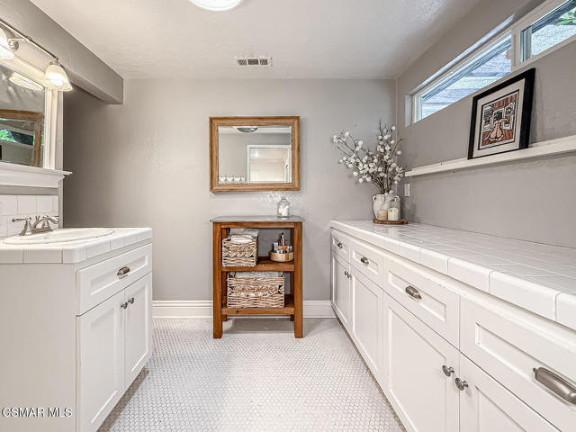 1888 El Monte Drive, Thousand Oaks CA: https://media.crmls.org/mediaz/6bca1798-2e71-4a57-9e63-0e9bcd5af622.jpg