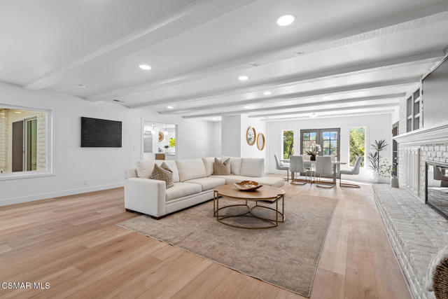 1251 Calle Las Casas, Thousand Oaks CA: https://media.crmls.org/mediaz/6bcb393c-0b53-4cca-a973-14d357b5330c.jpg
