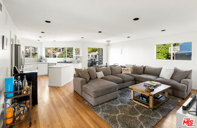 7265 Caverna Drive, Los Angeles CA: https://media.crmls.org/mediaz/6bcb8035-c3f1-45e8-a294-e7bce5e73f7c.jpg