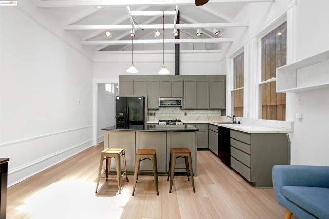 2654 Bush St, San Francisco CA: https://media.crmls.org/mediaz/6bcb9746-5c31-4ead-a36c-cbc33bcf9c63.jpg