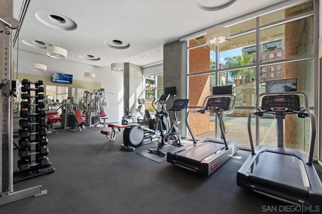 800 The Mark, San Diego CA: https://media.crmls.org/mediaz/6bcc4778-198e-4066-947d-c750f36fb864.jpg