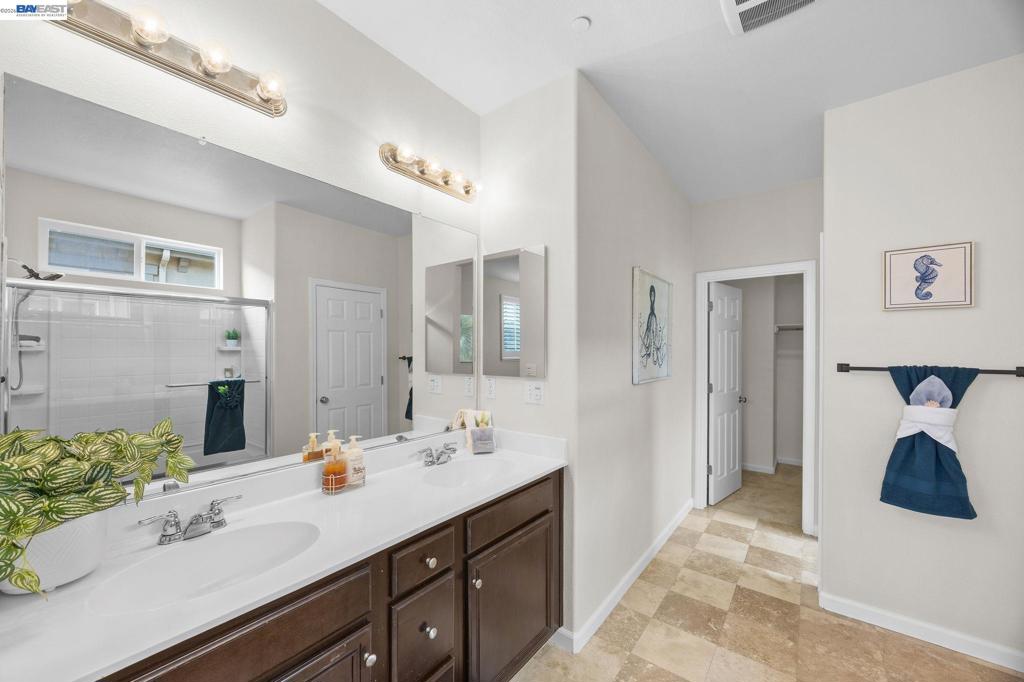 https://media.crmls.org/mediaz/6bcebdb6-18cf-45d2-9435-2621da036b8b.jpg?preset=X-Large