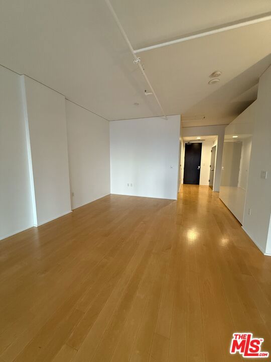 1100 S Hope Street, Los Angeles CA: https://media.crmls.org/mediaz/6bcef286-1e22-4974-a80a-65f9caf18951.jpg