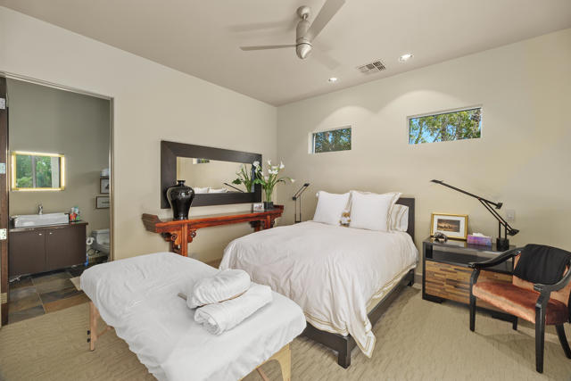 81 Royal Saint Georges Way, Rancho Mirage CA: https://media.crmls.org/mediaz/6bd11c6e-6869-4135-8663-5988cf491458.jpg