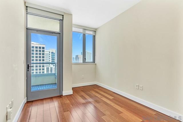 700 W E St, San Diego CA: https://media.crmls.org/mediaz/6bd1dc72-7248-4e8f-a322-f27fd5a6d4eb.jpg