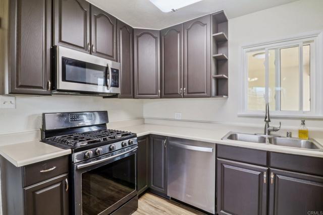 Detail Gallery Image 6 of 31 For 915 Crest View Rd, Vista,  CA 92081 - 3 Beds | 2 Baths