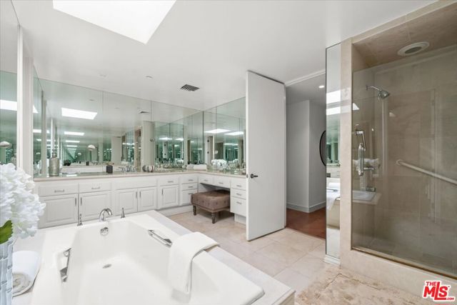 300 N Swall Drive, Beverly Hills CA: https://media.crmls.org/mediaz/6bd35208-d3e4-4a13-b248-6f2ee7c19376.jpg
