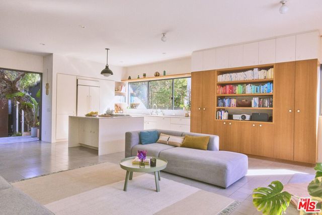 906 Superba Avenue, Venice CA: https://media.crmls.org/mediaz/6bd355f1-5ad4-4eea-baee-f105b535d4a9.jpg