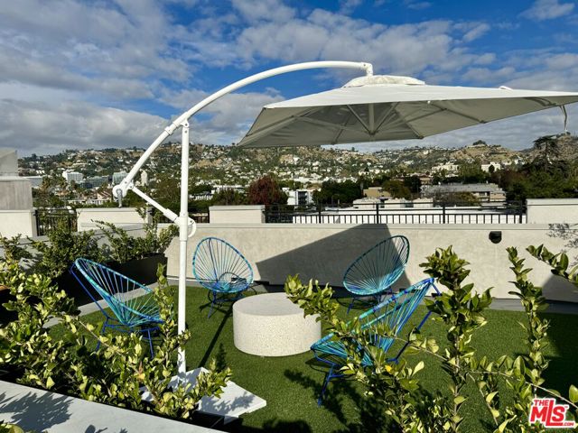 857 N Hayworth Avenue, Los Angeles CA: https://media.crmls.org/mediaz/6bd3adba-18e7-4870-a962-f210dabebf32.jpg