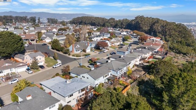 2461 Trenton Dr, San Bruno CA: https://media.crmls.org/mediaz/6bd3cf64-d17a-4255-a693-4abd6a823b35.jpg