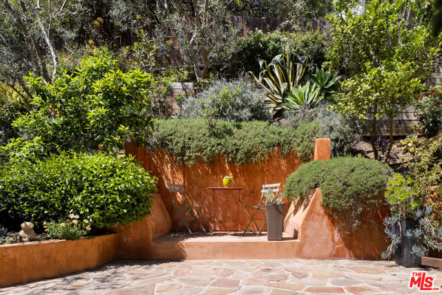 2669 Harlesden Court, Los Angeles CA: https://media.crmls.org/mediaz/6bd4edce-9586-4c5d-b520-984f223f3e7a.jpg