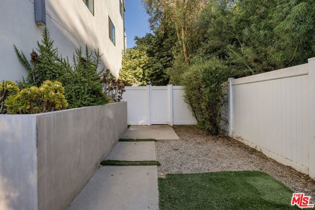 13822 Oxnard Street photo 11