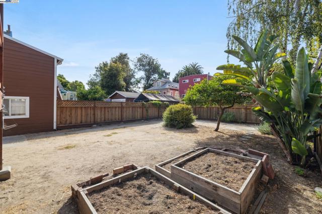 1525 Stanton St, Alameda CA: https://media.crmls.org/mediaz/6bd5b774-de2f-4bdb-a2b7-d30c9dbc2d2b.jpg