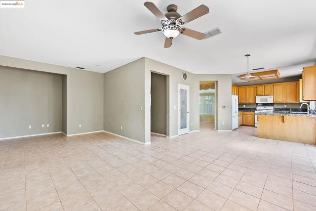 2 Quiet Path Ct, Pittsburg CA: https://media.crmls.org/mediaz/6bd5d88e-5386-4737-9ddb-dc4aa96a7300.jpg