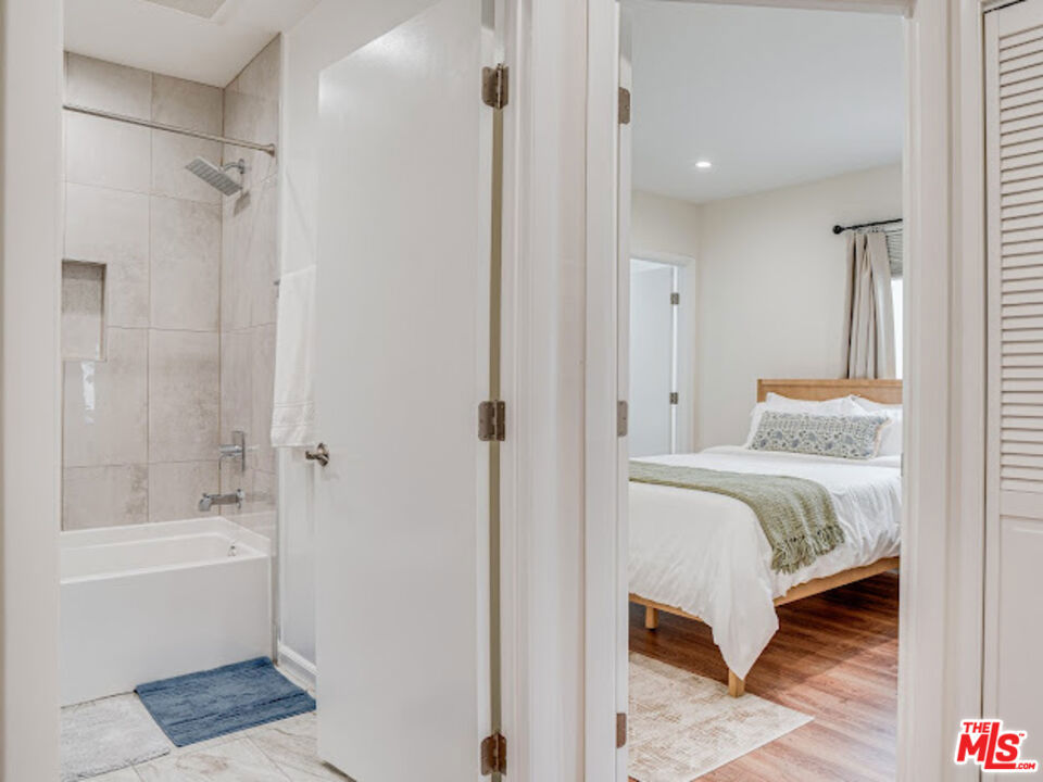 https://media.crmls.org/mediaz/6bd5e7fb-f4f2-4377-b6cc-7b40784af73b.jpg?preset=X-Large
