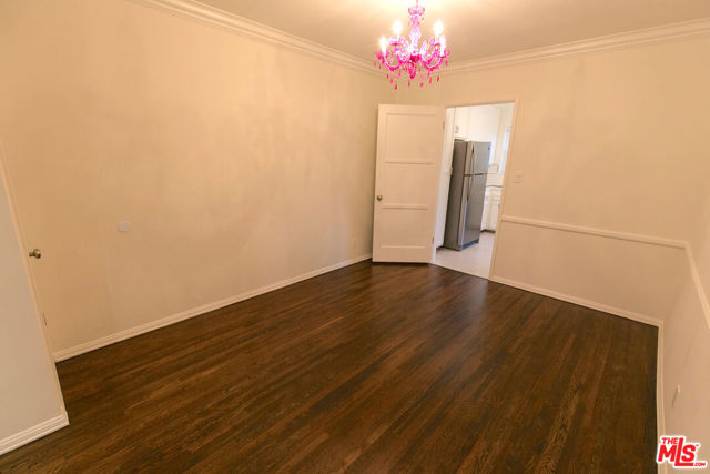 438 S Palm Drive, Beverly Hills CA: https://media.crmls.org/mediaz/6bd5fbad-47a5-444b-ba89-404edf61fdd2.jpg