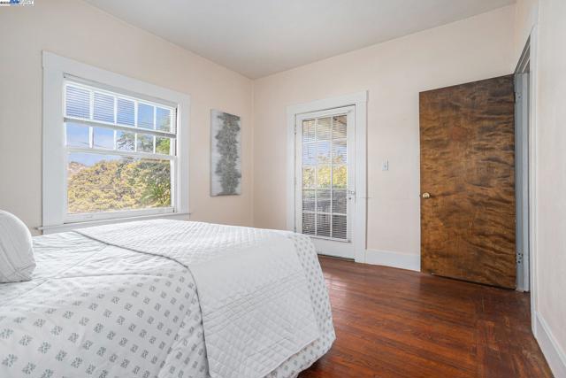 925 GRANDVIEW AVE, Martinez CA: https://media.crmls.org/mediaz/6bd61f4a-cde5-40ed-bcfb-fa3aacd779c7.jpg