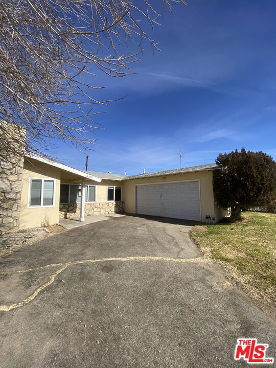 639 E Avenue J, Lancaster CA: https://media.crmls.org/mediaz/6bd715cd-897d-4486-af5d-baa4f12699d1.jpg