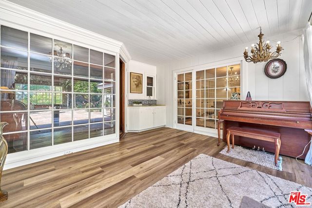 728 S Windsor Boulevard, Los Angeles CA: https://media.crmls.org/mediaz/6bd7c71a-ae27-457e-ae88-5c9d4d3aa23b.jpg